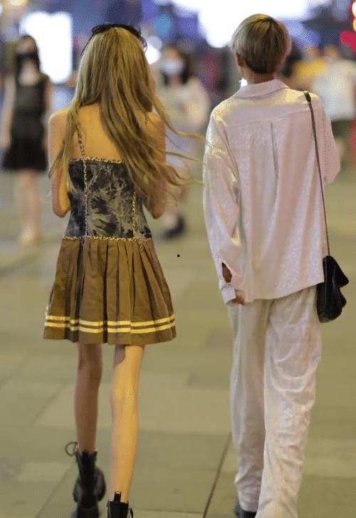 网红小腿个人简历图,从平凡走向舞台的蜕变之路