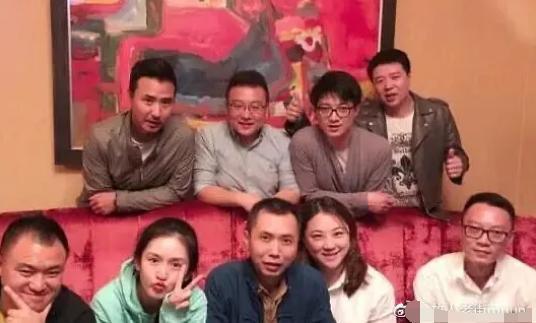 明星与同学合影,与同学合影的温馨瞬间