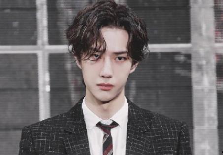 明星拍摄人王一博,光影交织，演绎璀璨星途