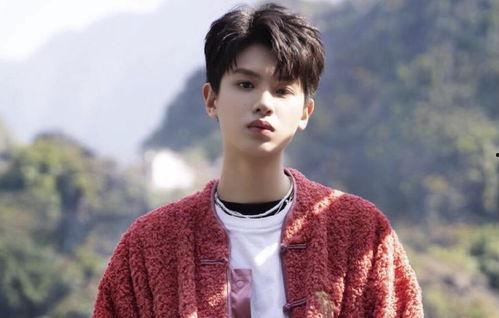 娱乐吃瓜君黄明昊,娱乐吃瓜界的“瓜王”崛起之路